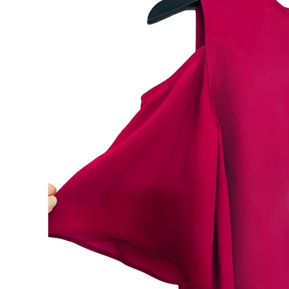 Banana Republic- Cold shoulder Top. - Picture 3 of 5